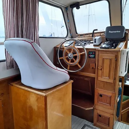 Hotel en barco Bruno Boat - łódź Mieszkalna *