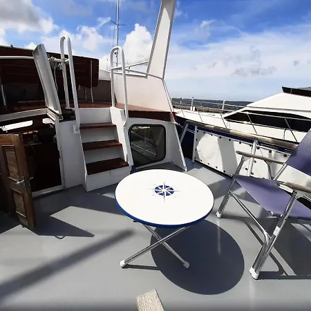 Bruno Boat - łódź Mieszkalna Hotel en barco *
