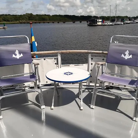 Hotel en barco Bruno Boat - łódź Mieszkalna *